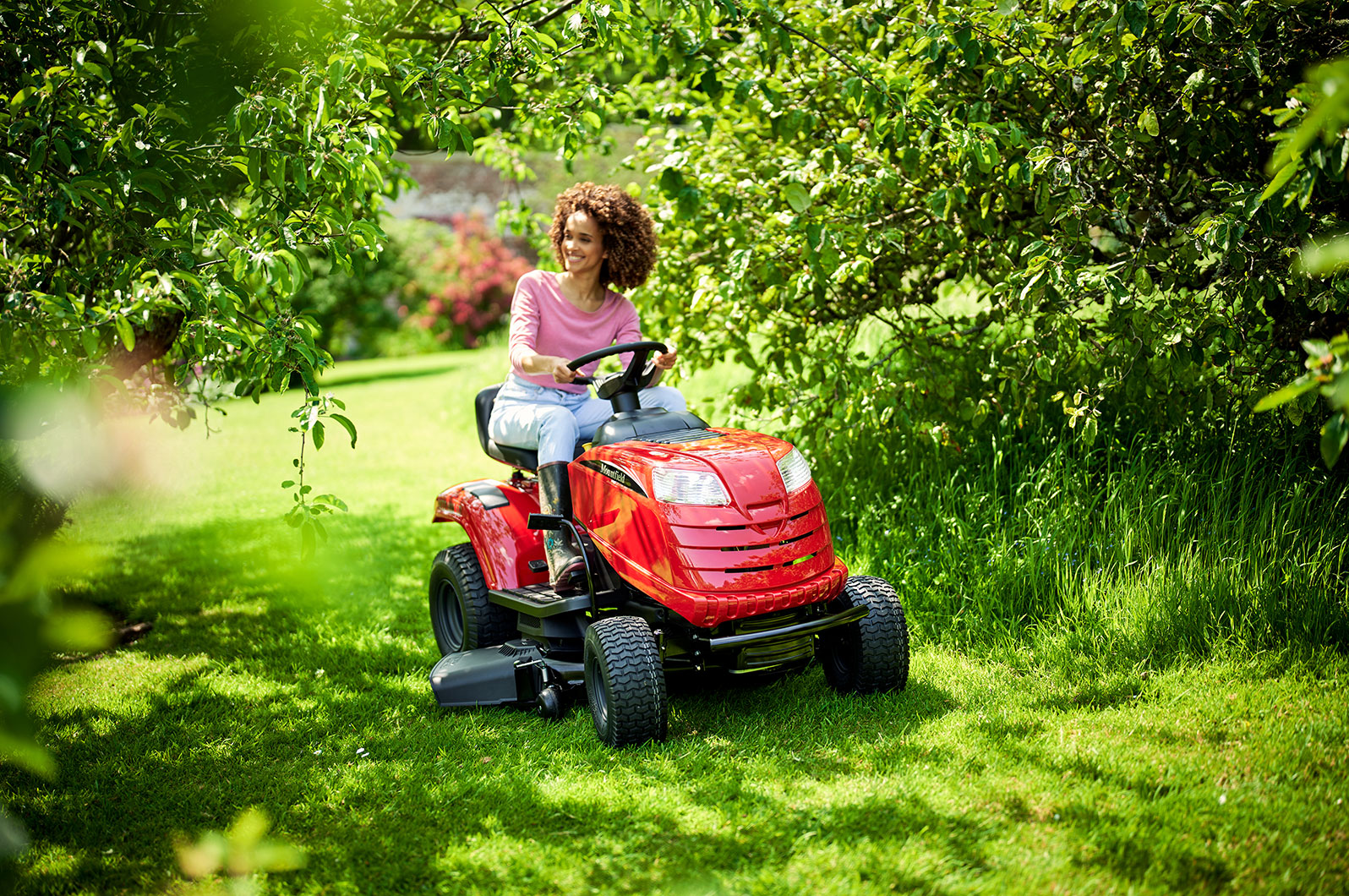 Colour and composition work together again here to highlight the quality of the packaging and gifting experience.